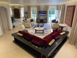 un grand salon avec un canapé et une télévision dans l'établissement فيلا منفصله بحمام سباحه فى مدينتى, à Madinaty