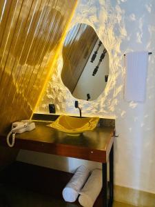 bagno con lavandino giallo e specchio di Chalé África - Sauípe Breezes - Linha Verde a Camboguê