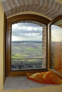 okno w pokoju z widokiem na pole w obiekcie Osteria Del Borgo B&B w mieście Montepulciano