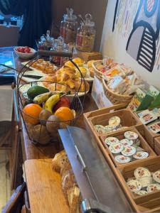 a buffet with baskets of fruit and other food at Damaranto Residenza e Cucina in Soave