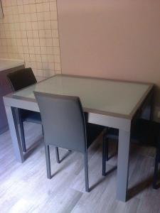 カウローニア・マリーナにあるFiordalisoのテーブルと椅子2脚