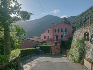 eine Gruppe von Häusern mit Bergen im Hintergrund in der Unterkunft CASA L'UNICORNO con giardino privato in Levanto
