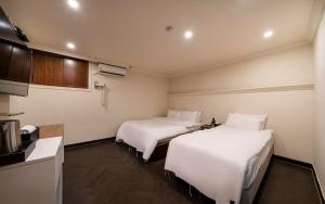 Ένα ή περισσότερα κρεβάτια σε δωμάτιο στο Sadang Film Hotel +2 φωτογραφίες