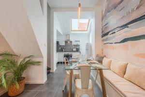 a living room with a table and a couch at Maison 3 chambres, parking gratuit & proche métro in Croix +25 photos