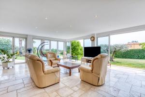 TV a/nebo společenská místnost v ubytování Villa aux portes de la Camargue