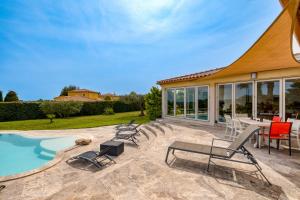 Bazén v ubytování Villa aux portes de la Camargue nebo v jeho okolí