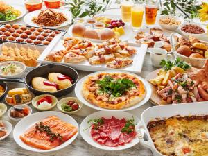 大阪环球影城维塔港酒店的桌子上摆满了各种食物