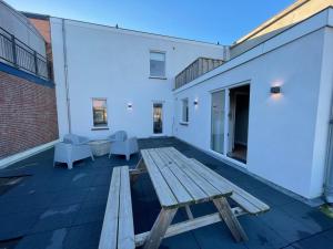 a wooden bench on the roof of a building at Familie appartement Katwijk aan zee 1 in Katwijk aan Zee