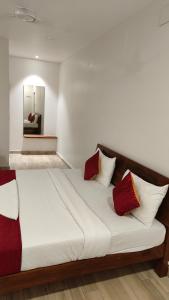 Postel nebo postele na pokoji v ubytování Hotel Sun Suites - A unit of SUN Group - Spacious Rooms - Brand New Building