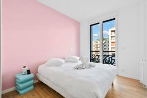 una camera da letto bianca con un letto grande e una finestra di Rooftop porte de Paris - Spa - Cinema - Pergola a Ville-dʼAvray