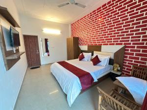 Postel nebo postele na pokoji v ubytování Hotel Mist - Budget AC Rooms Near Chandigarh