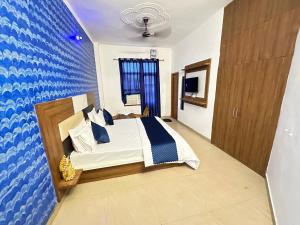 Postel nebo postele na pokoji v ubytování Hotel Mist - Budget AC Rooms Near Chandigarh