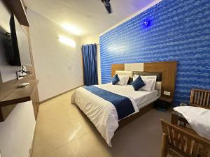 Postel nebo postele na pokoji v ubytování Hotel Mist - Budget AC Rooms Near Chandigarh