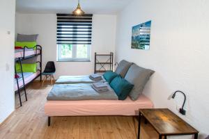 1 dormitorio con cama, mesa y literas en Traumraum Wittendorf, en Loßburg 8 fotos más