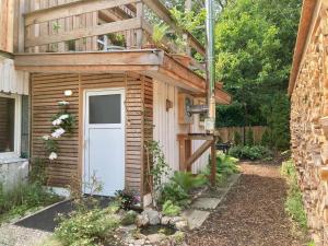 a small shed with a white door in a yard at Alte Schmiede in Kiel
