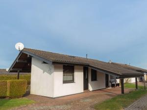 una piccola casa bianca con tetto di Ferienhaus J7 a Butjadingen Altre 14 foto