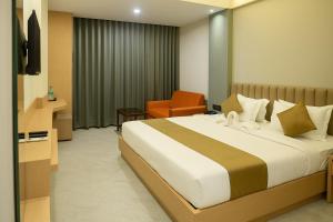 Postel nebo postele na pokoji v ubytování StayGuru Hotel Kutch Elegance