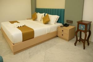 Postel nebo postele na pokoji v ubytování StayGuru Hotel Kutch Elegance