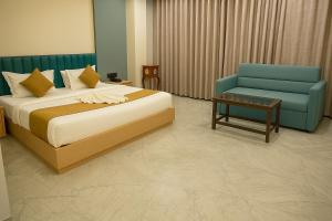 Postel nebo postele na pokoji v ubytování StayGuru Hotel Kutch Elegance