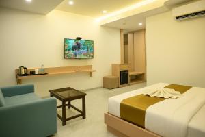 TV a/nebo společenská místnost v ubytování StayGuru Hotel Kutch Elegance