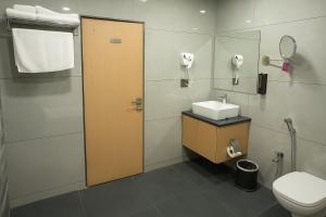 Koupelna v ubytování StayGuru Hotel Kutch Elegance
