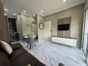 un soggiorno con un divano e un tavolo di Durban Holiday Apartments by Mieli Estates , Unit 2 a Durban