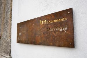 Un panneau rouillé sur le côté d'un bâtiment dans l'établissement bnapartments Carregal, à Porto