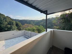 un balcone con vista sulle montagne di Durban Holiday Apartments by Mieli Estates , Unit 2 a Durban