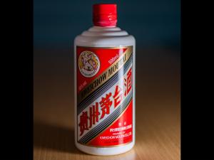 una bottiglia di salsa cinese appoggiata su un tavolo di Tsuru Yoshikawa Onsen a Manazuru Altre 88 foto