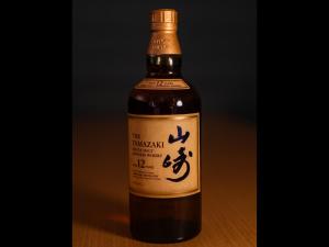 una bottiglia di whisky giapponese appoggiata su un tavolo di Tsuru Yoshikawa Onsen a Manazuru