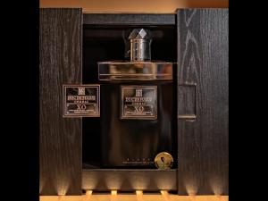 una scatola di legno con una bottiglia di profumo di Tsuru Yoshikawa Onsen a Manazuru