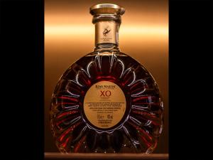 una bottiglia di vino con un'etichetta di Tsuru Yoshikawa Onsen a Manazuru