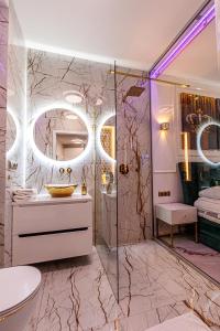ein Badezimmer mit Dusche, Waschbecken und Toilette in der Unterkunft Hanza King Apartament 1 and SPA in Stettin