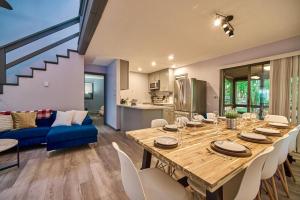 una sala da pranzo con un tavolo e un divano blu di Vacation Home w Game Room Sauna Hot Tub Private Pool a East Stroudsburg Altre 27 foto