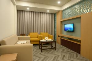 TV a/nebo společenská místnost v ubytování StayGuru Hotel Kutch Elegance