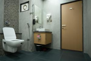 Koupelna v ubytování StayGuru Hotel Kutch Elegance + 26 fotografií