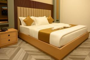 Postel nebo postele na pokoji v ubytování StayGuru Hotel Kutch Elegance