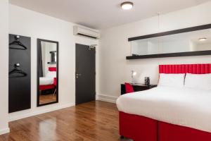 Postel nebo postele na pokoji v ubytování Tune Hotel Liverpool + 7 fotografií