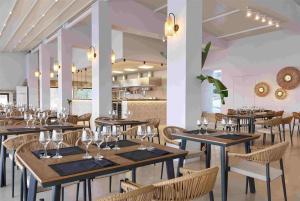 A restaurant or other place to eat at Ramada Loutraki Poseidon Resort