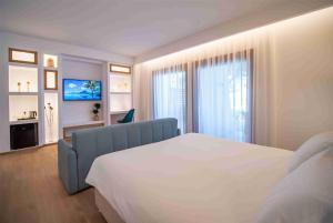 TV a/nebo společenská místnost v ubytování Wyndham Loutraki Poseidon Resort