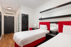 Postel nebo postele na pokoji v ubytování Tune Hotel Liverpool
