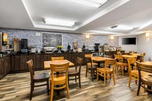 Restoran atau tempat lain untuk makan di AmericInn by Wyndham Crookston U of M Crookston