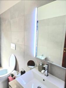 Koupelna v ubytování Stylish home with views 4 min walk to the beach!!