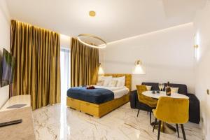 una stanza d'albergo con un letto, un tavolo e delle sedie di Hanza King Apartament 2 and SPA a Stettino
