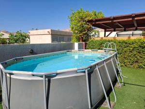 Beʼer OraにあるDesert homeの庭園内の大型ホットタブ