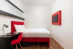 Postel nebo postele na pokoji v ubytování Tune Hotel Liverpool