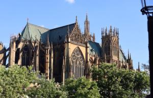 a large cathedral with trees in front of it at ! Magnifique Triplex climatisé Avec Sauna Cœur De Ville ! in Metz