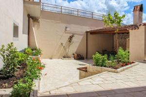 un cortile di una casa con fiori e piante di Lu Passittu a Norcia