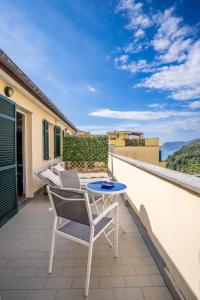 a patio with a table and chairs on a balcony at Casa Vacanze Pinuccia in Corniglia