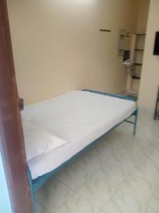 Suganya Lodge في Virudunagar: غرفة مستشفى مع سرير في غرفة +4 صور